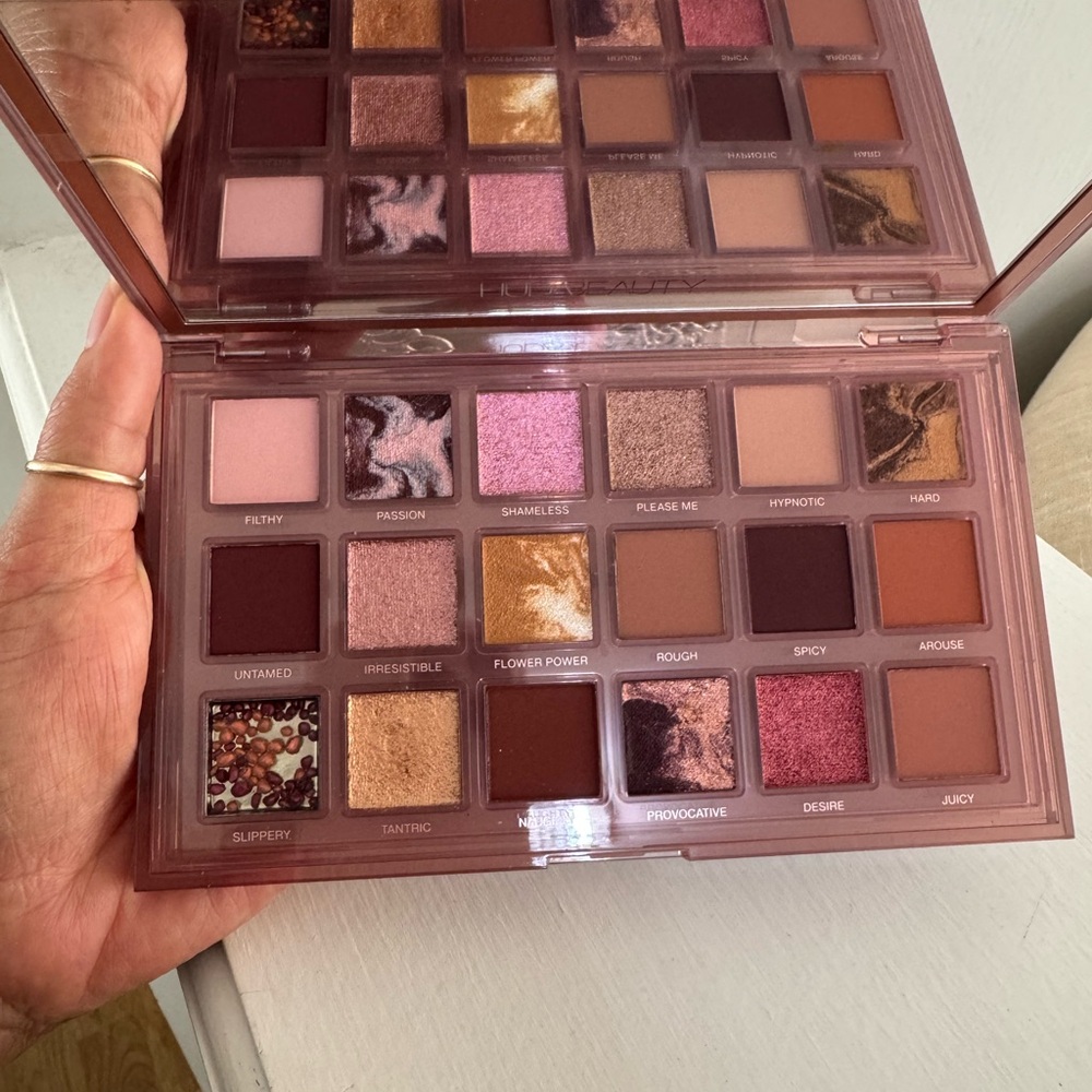 HUDABEAUTY NAUGHTY EYESHADOW PALETTE